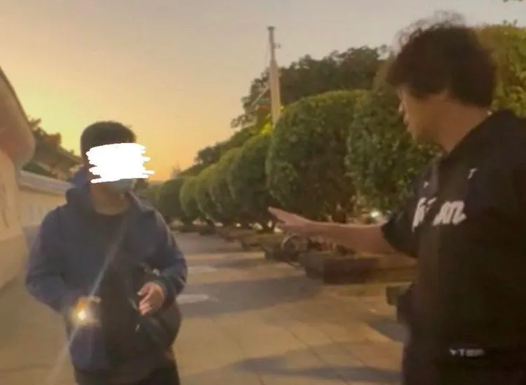 沈伯洋和女儿遭民众挑衅辱骂，对方说宁愿信共产党也不要信他。翻摄自沈伯洋脸书