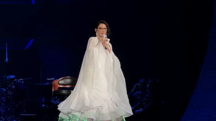 戴佩妮昨在成都演唱會上宣布取消廣州和北京場次，並戴上眼鏡念出手機裡要對歌迷說的話。翻攝劉尼尼微博