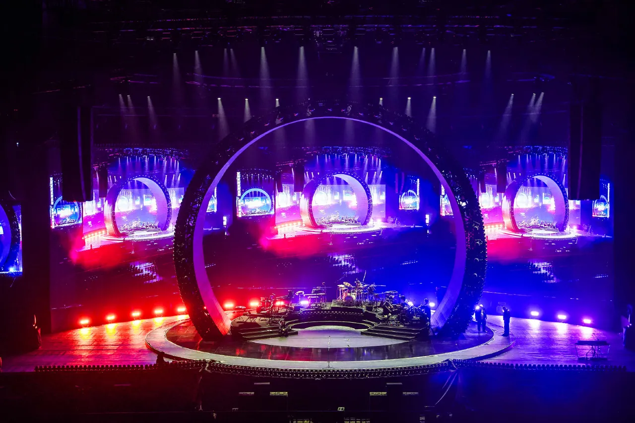 戴佩妮「双生火焰」舞台设计获得3项国际荣誉。翻摄LiveNation微博