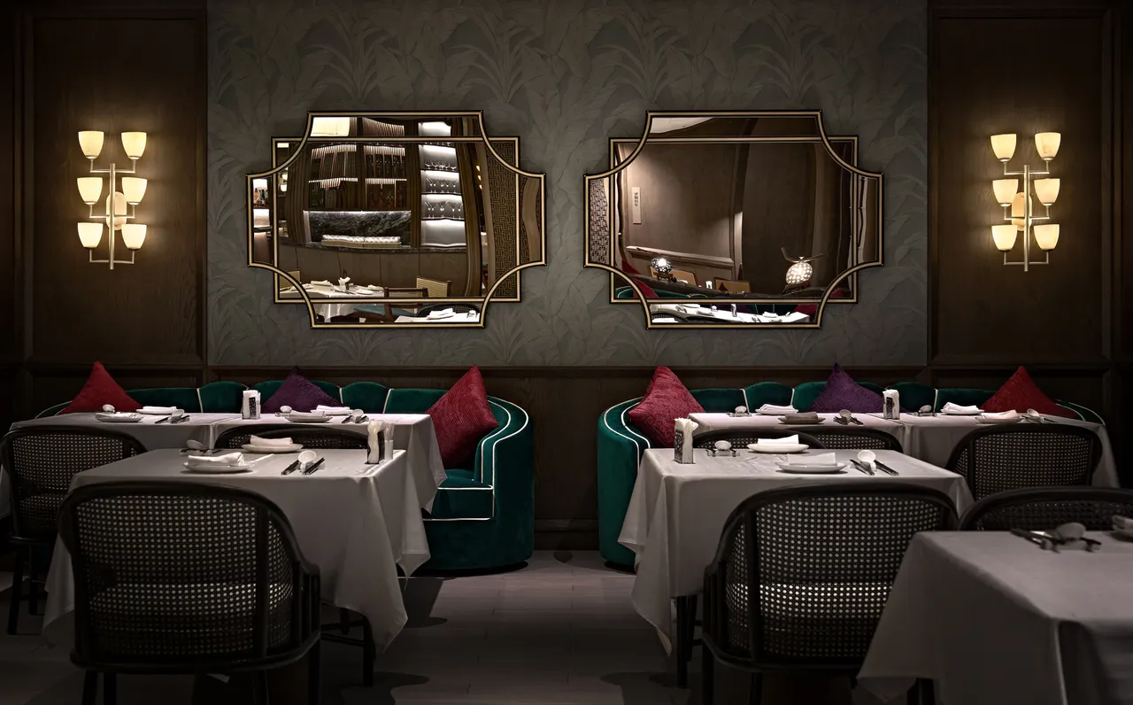 弈梦红楼以温润木质调与中式雅韵打造沉静典雅的跨年场域，是多人欢聚的理想选择。瀚寓酒店提供