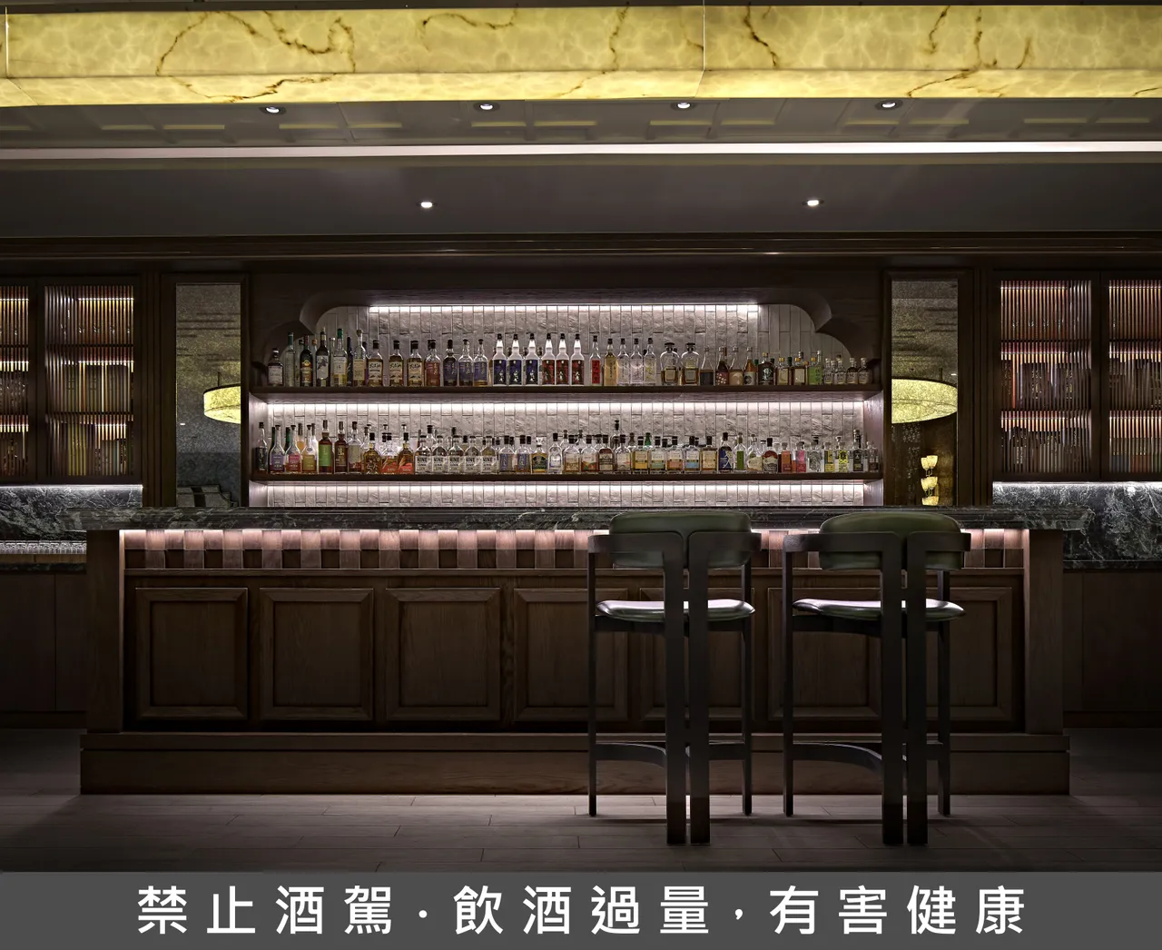 瀚寓酒店「跨年之夜限定派对」，提供 18 天生啤酒、水果鸡尾酒无限畅饮，并设置现场特调吧台，由调酒师即席调制限定饮品。瀚寓酒店提供