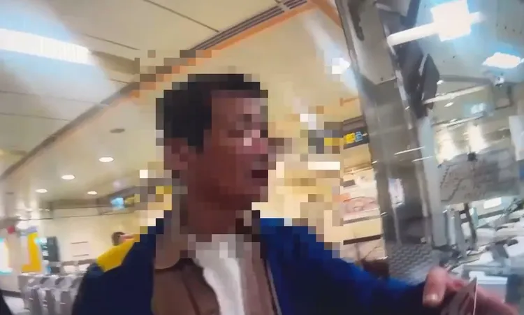 李男與站務人員發生衝突。翻攝畫面
