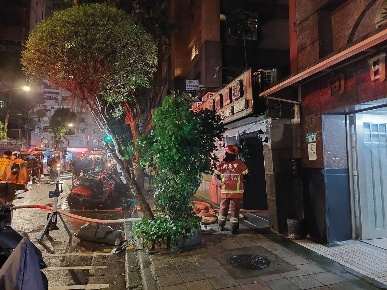 新店一家快炒餐廳晚間起火。翻攝畫面