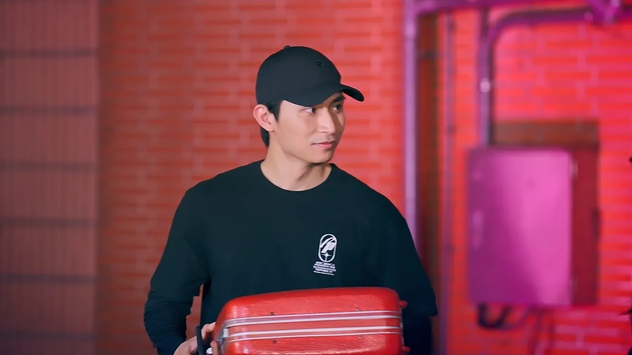 林家佑化身诈骗集团接头人，交易现场人赃俱获。小公视提供