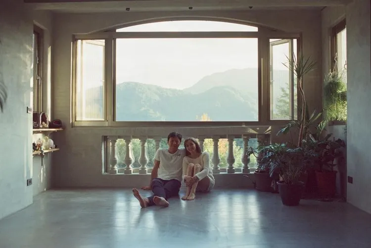 袁艾菲夫妻買下新店山區的自宅公寓，沒想到多年來屢遇猴子造訪。翻攝袁艾菲臉書