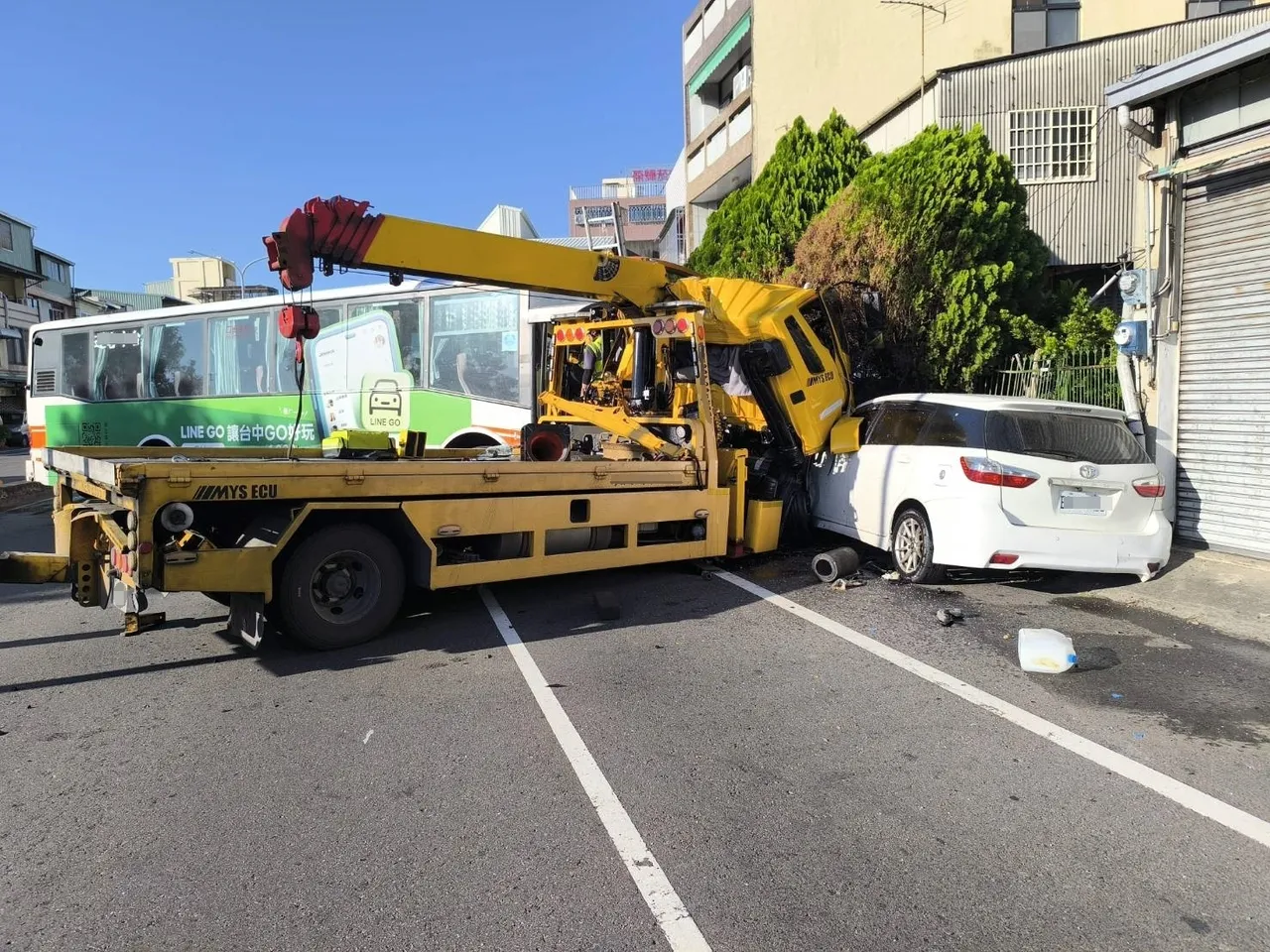 這起事故還波及一輛停放路旁的休旅車。民眾提供