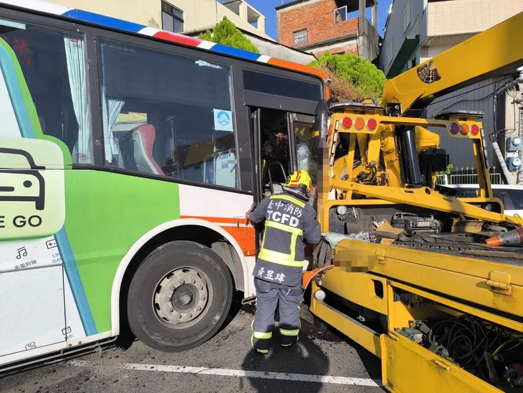 台中客運一輛公車疑似爆胎失控，衝到對向車道撞上拖吊車，兩名司機一度受困。民眾提供