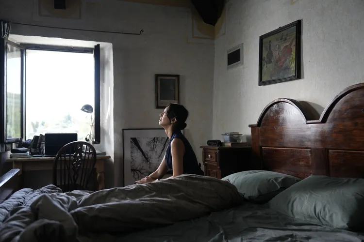 印尼影后希拉為拍片苦練克羅埃西亞語，展現優雅魅力。原創娛樂提供