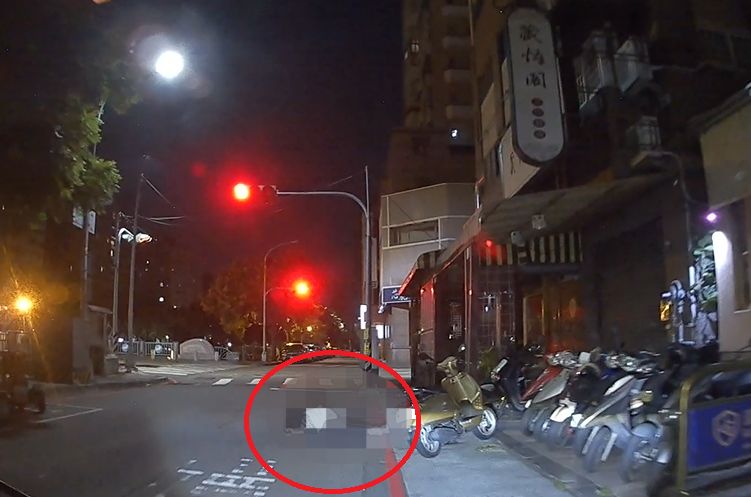 台中醉男「大字型」趴臥路中央 嚇壞警員急拉回