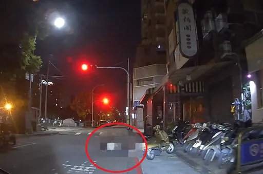 醉男趴卧马路中央　警无奈叹「袂干拎搁爱拎」