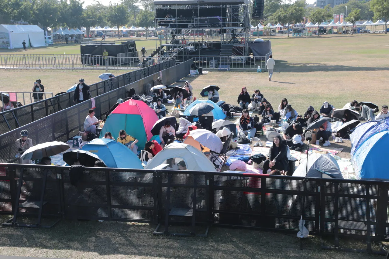 今天一早就有粉丝来排队等候晚上跨年晚会。南市府提供