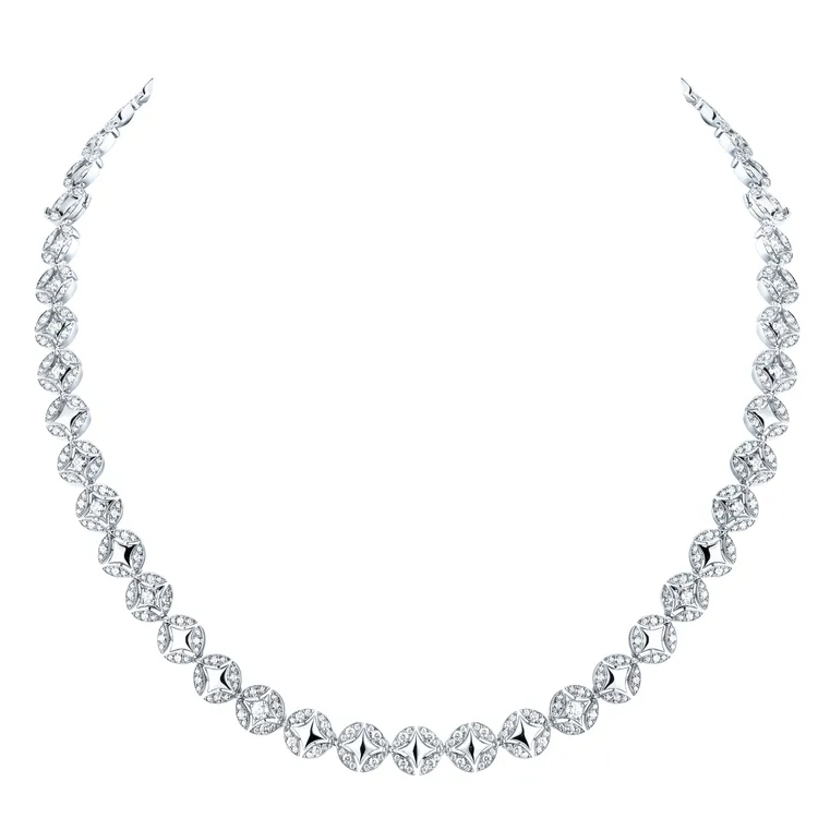 LV Galaxie項鍊配白K金及鑽石，
675萬元。品牌提供