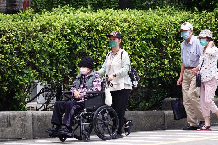 聘外籍看護照顧長者「少了這動作」　不能申報長照特別扣除額