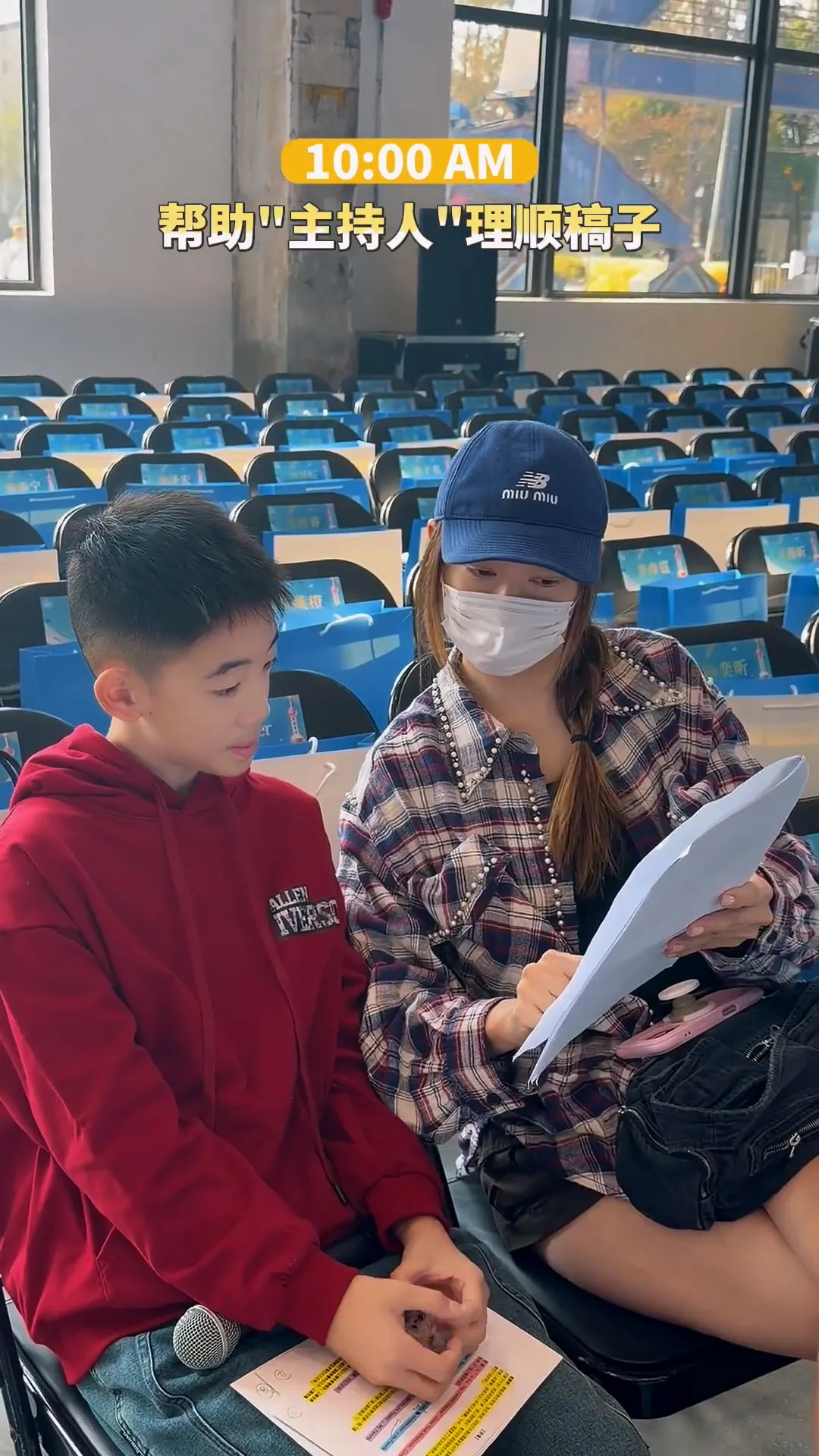 應采兒充當兒子Jasper的經紀人，陪他練習講稿。翻攝應采兒抖音