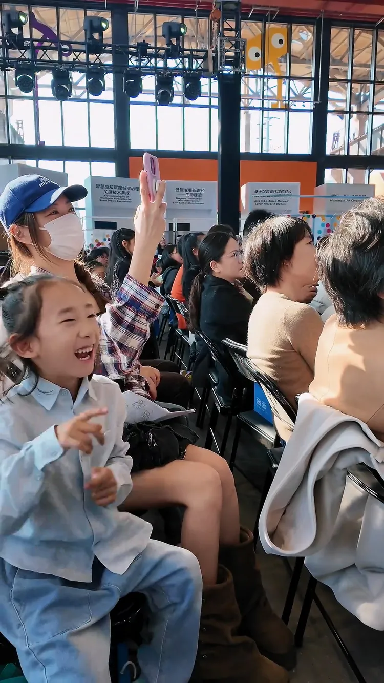 應采兒拿手機錄下Jasper主持的模樣，小兒子Hoho看到哥哥也很興奮。翻攝應采兒抖音