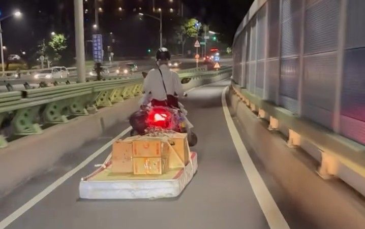 機車拖床墊載貨！網友：聖誕老公公拉雪橇送禮　警方回應了
