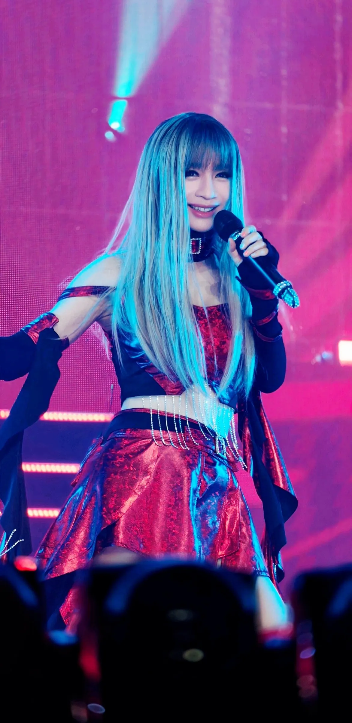 钟洁希母子同台热舞，而长发的小鲜肉就是舞技超群的Jeffrey。星音符制作提供