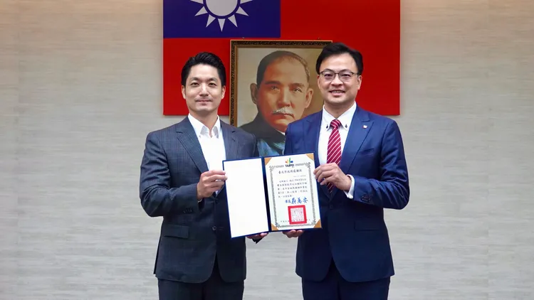 市長與攔阻績優金融機構代表合影。翻攝畫面