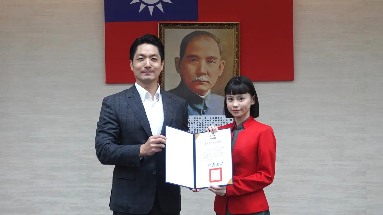 市长与拦阻绩优金融机构代表合影。翻摄画面