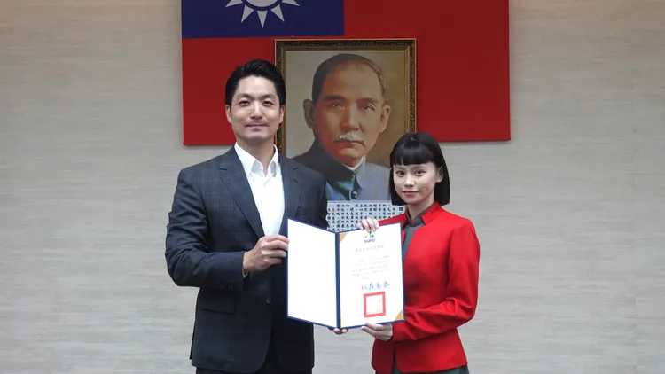 市長與攔阻績優金融機構代表合影。翻攝畫面