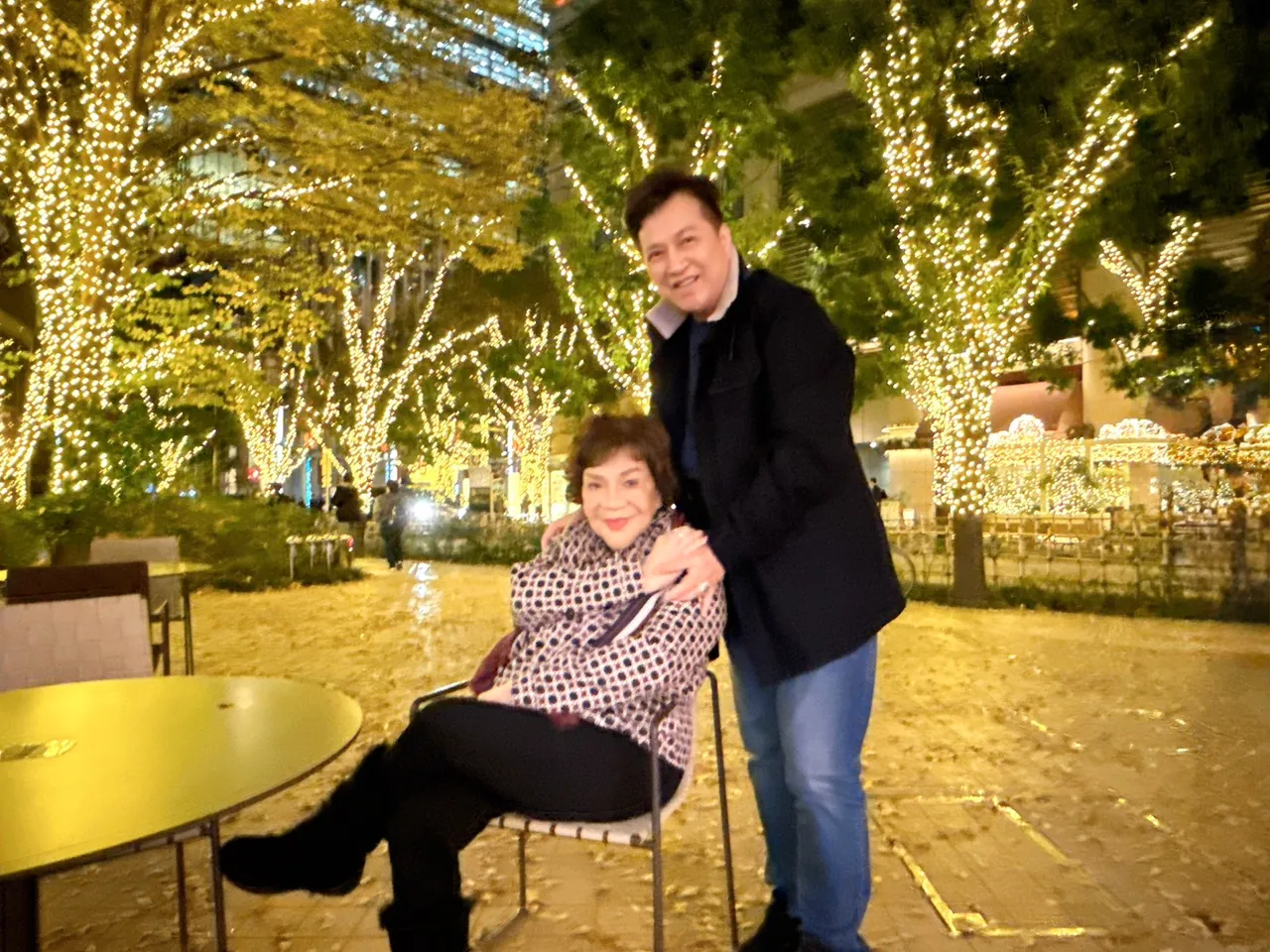 阿姑和李朝永开心合影。李朝永提供