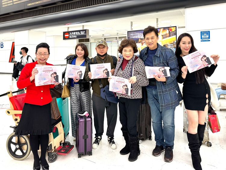 周遊「出國比賽」將走秀　熱情粉絲簇擁受寵若驚