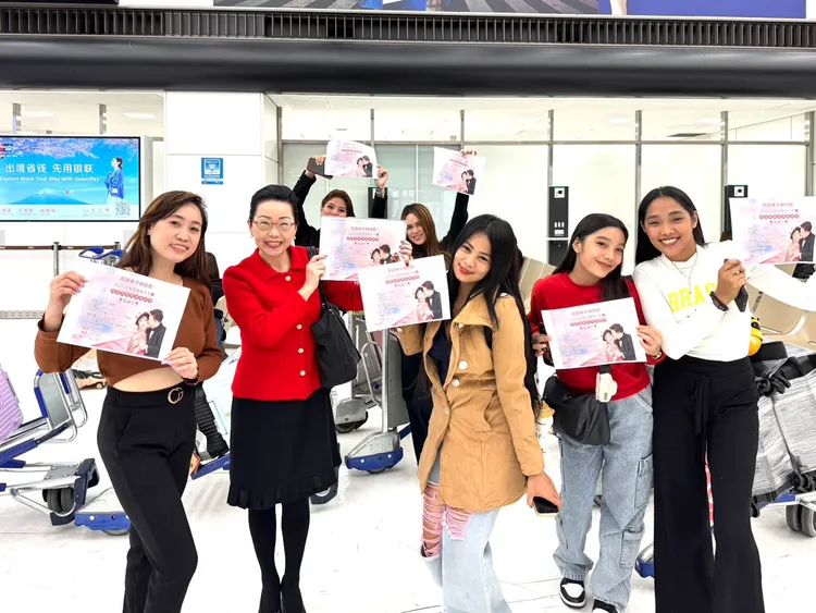 主辦單位和粉絲熱情歡迎阿姑與李朝永夫婦抵達日本。李朝永提供