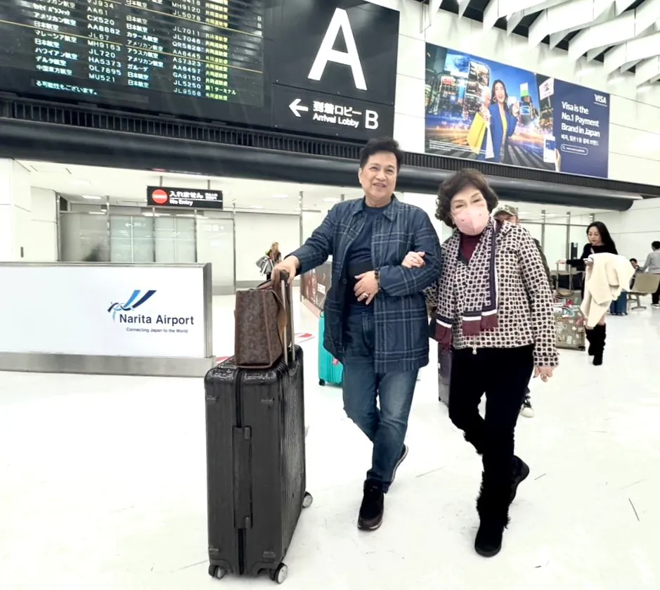 李朝永（左）与阿姑开心抵达日本。李朝永提供