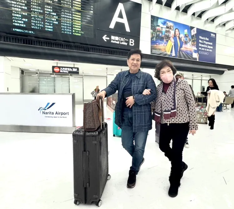 李朝永（左）與阿姑開心抵達日本。李朝永提供