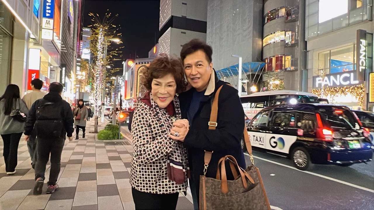 阿姑（左）和李朝永偷闲到银座逛街。李朝永提供