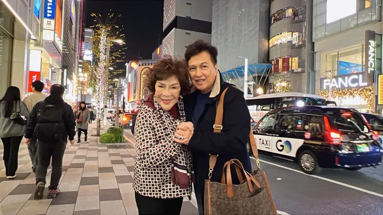阿姑（左）和李朝永偷閒到銀座逛街。李朝永提供