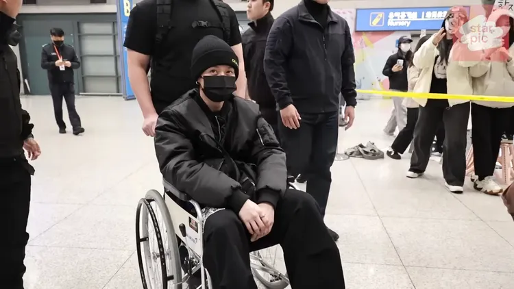 Lee Know昨天回到韓國坐輪椅，公司證實他腳踝扭傷。翻攝STARNEWS YouTube