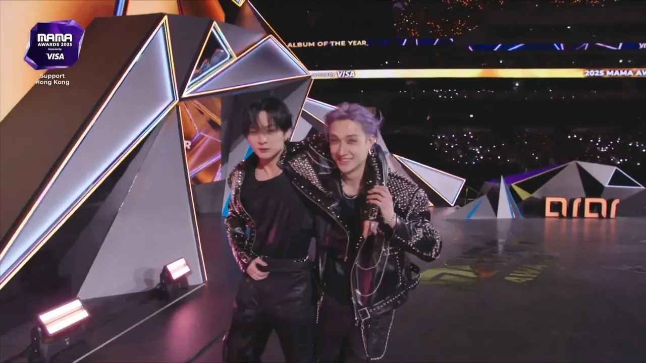 Lee Know（左）領MAMA大獎年度專輯獎時，被方燦攙扶上台。翻攝Mnet