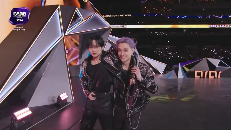 Lee Know（左）領MAMA大獎年度專輯獎時，被方燦攙扶上台。翻攝Mnet