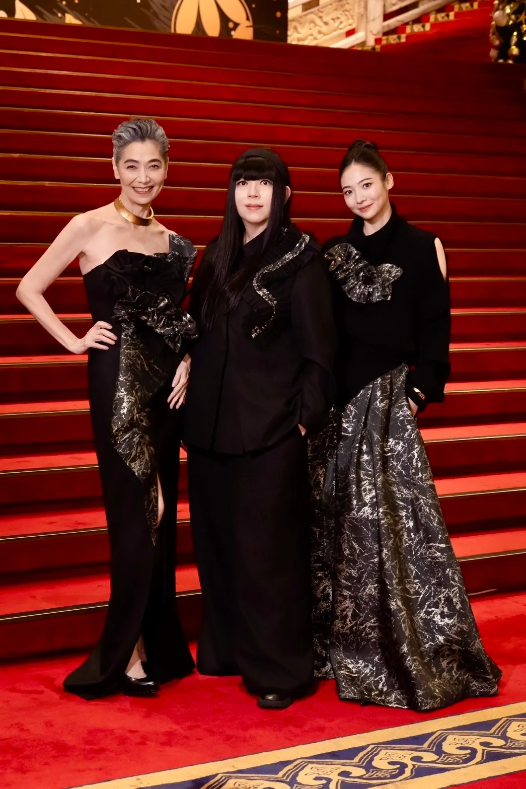 赖佩霞（左）与女儿谢沛恩Aggie（右）力挺「台湾服饰设计师协会」活动。尚时代文创娱乐提供