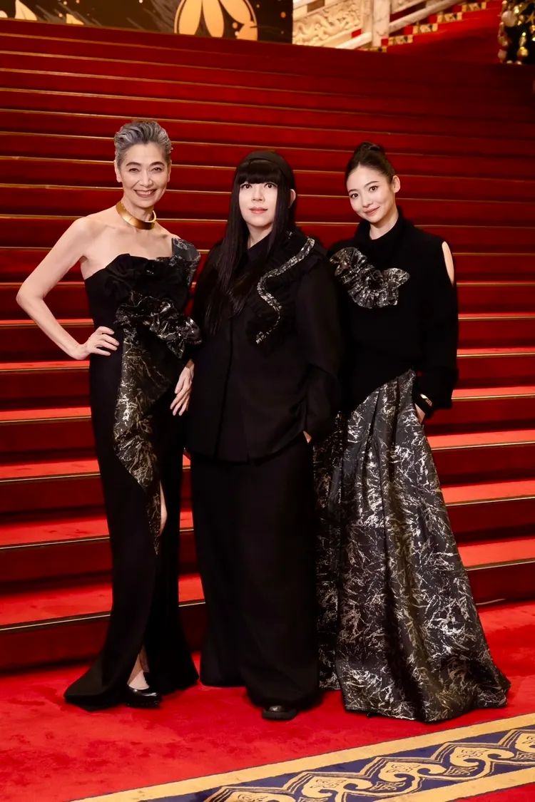 賴佩霞（左）與女兒謝沛恩Aggie（右）力挺「台灣服飾設計師協會」活動。尚時代文創娛樂提供