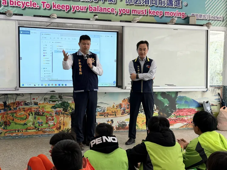 新北警少年隊、婦幼隊入校宣導學生如何緊急避難。警方提供