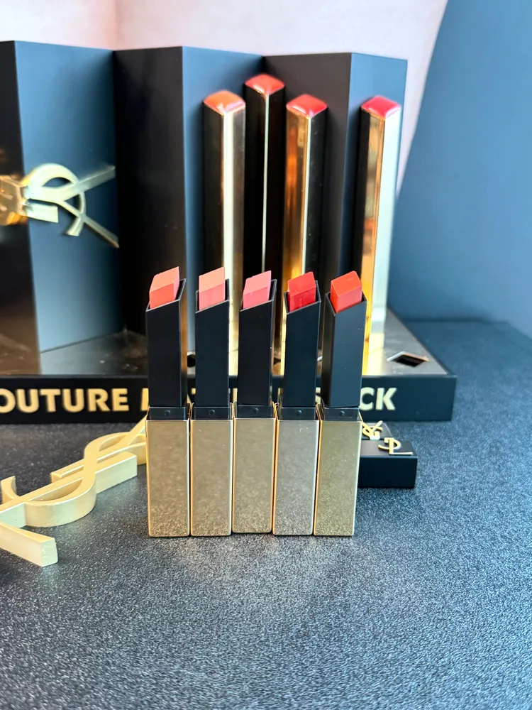 YSL Beauty奢華煙管柔霧唇膏，各1650元。張家玲攝