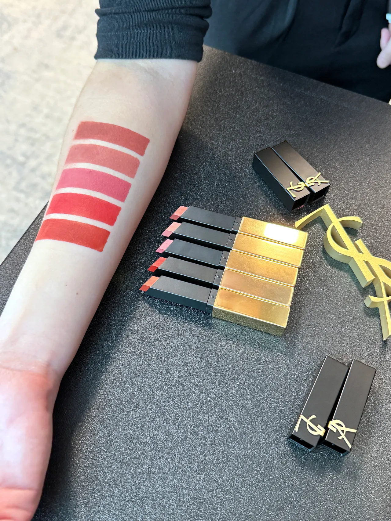 YSL Beauty奢华烟管柔雾唇膏，主打色包含#1936圣罗兰、#1966烟管裤、#1977东方梦、#1988 艺术家，以以及热销的#314马若雷尔花园。张家玲摄