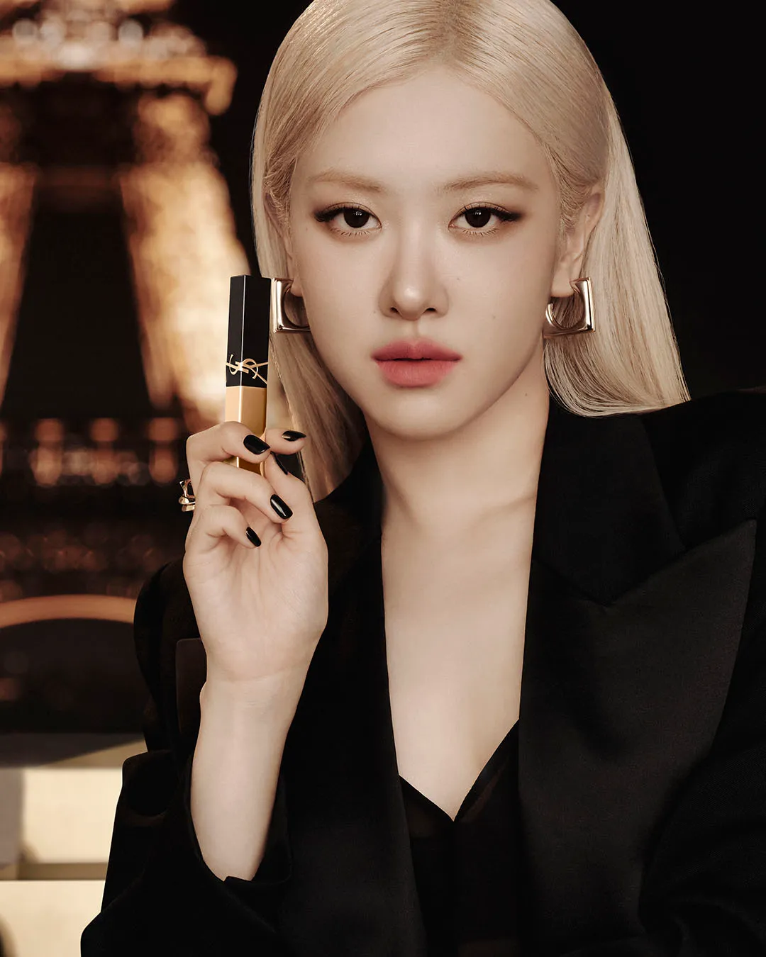 Rosé演绎YSL Beauty奢华烟管柔雾唇膏#1977东方梦清。品牌提供