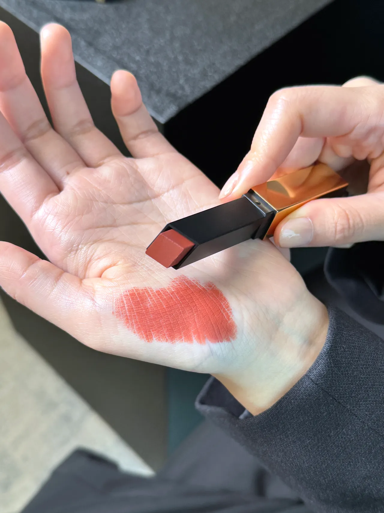 YSL Beauty奢华烟管柔雾唇膏。张家玲摄