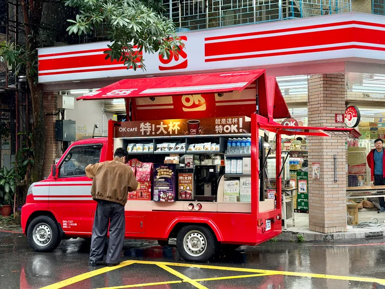 OKmart北市吳興街門市祭出「行動超商」應付跨年人潮。莊偉祺攝