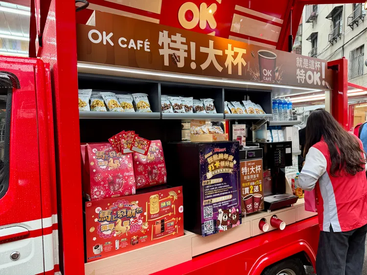 OKmart「行動超商」開賣福袋等商品搶客。莊偉祺攝