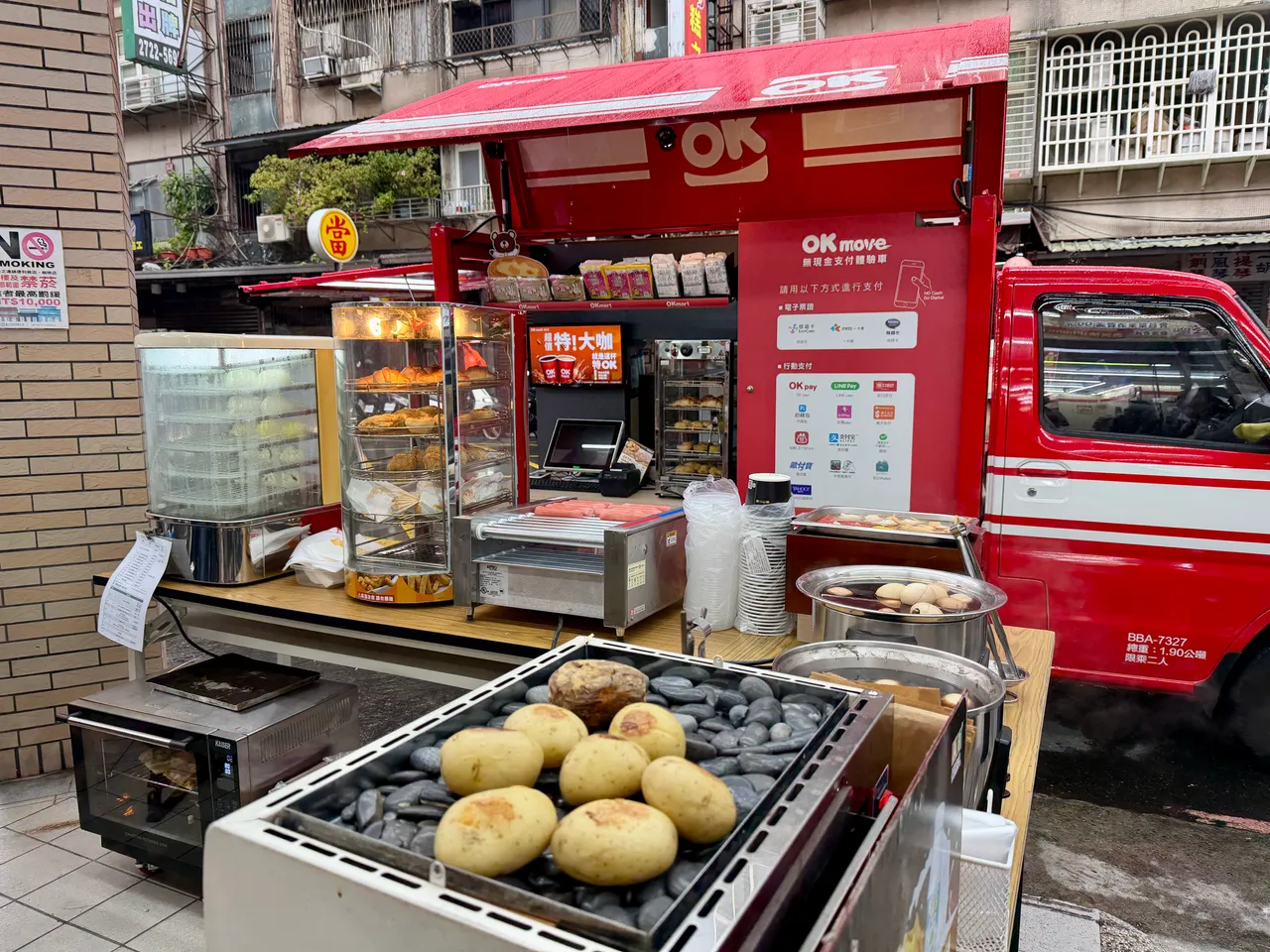 OKmart北市吴兴街门市因应跨年人潮，抢先推出「现烤马铃薯」等商品开卖。庄伟祺摄