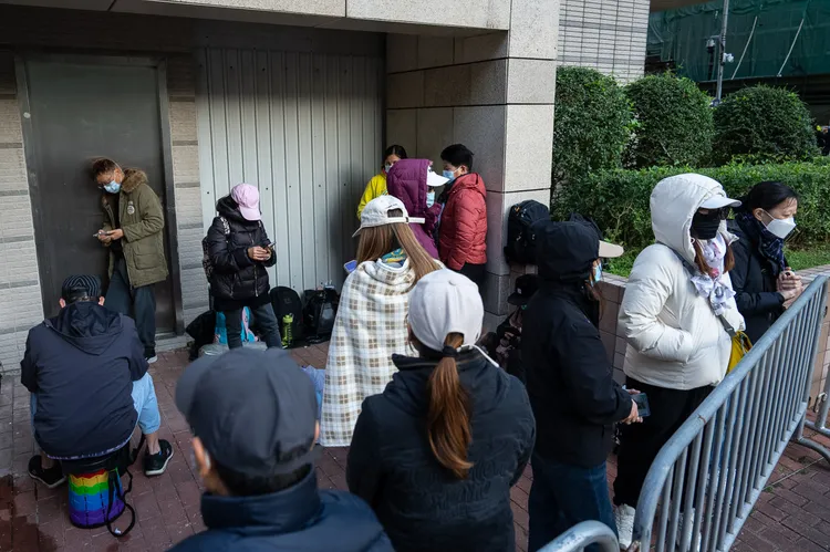 法庭外超過百名民眾連夜排隊等候旁聽。美聯社