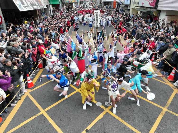 为支持桃园市政府推动「旧城再生」政策，桃园大庙景福宫盛大举办「旧城创生・共创繁荣」假日市集活动，东京高圆寺阿波舞团来台交流表演。庙方提供