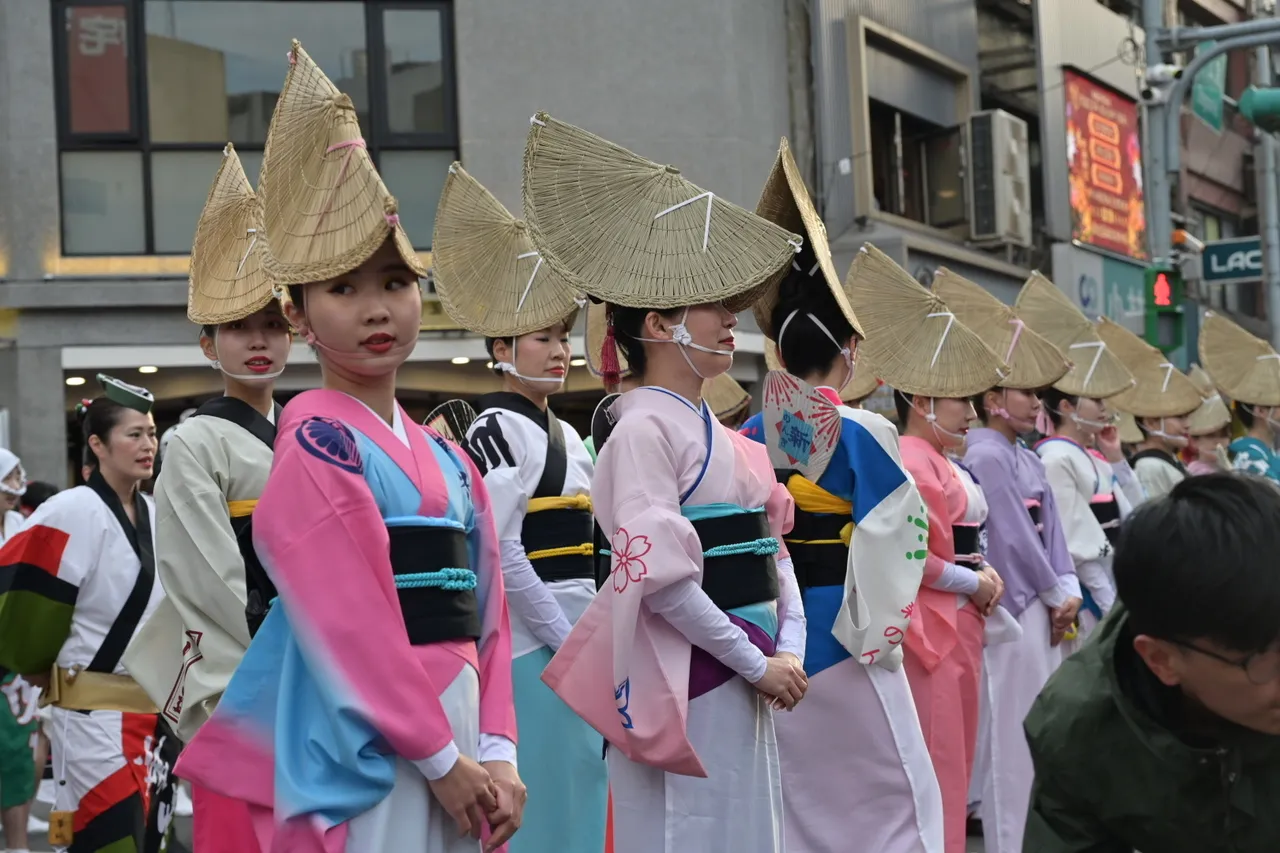 阿波舞演出气氛热烈，尽管寒流来袭，仍浇不熄上万名市民的观赏热情。庙方提供