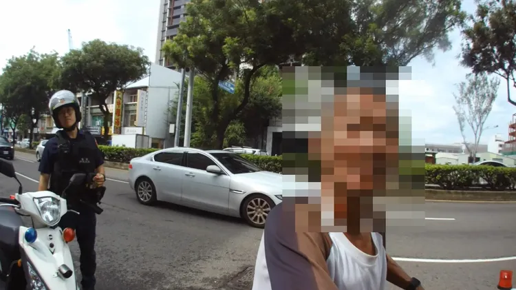 員警問魏男是否又喝酒，他爽快說「有啊，我每天都有喝！」民眾提供