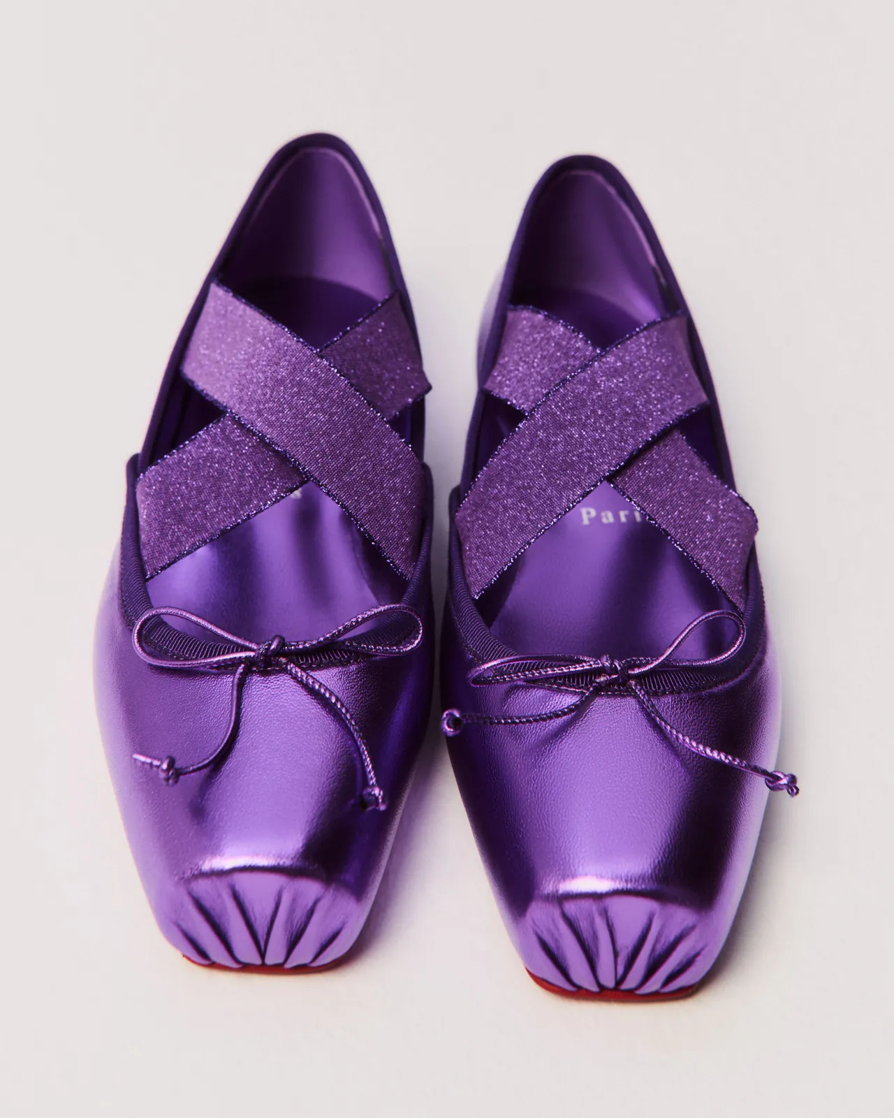 Cassiasticina芭蕾平底鞋灵感源自芭蕾舞排练鞋，鞋面结合脚背松紧带设计。品牌提供