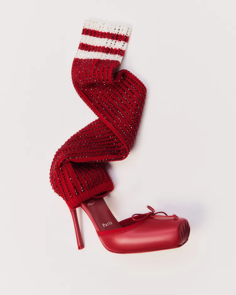 Cassia Annmac則將溫暖羊毛腿套與鞋身融為一體，優雅又前衛。品牌提供